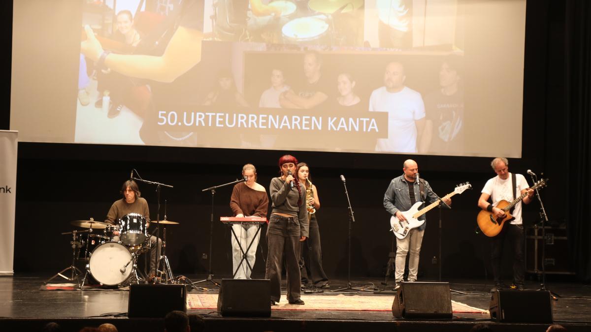 La interpretación de la canción del 50 aniversario se cerró con una gran ovación.