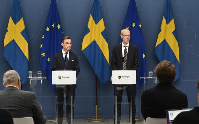 El primer ministro sueco, Ulf Kristersson (izda), y el negociador sueco con la OTAN, Oscar Stenström.