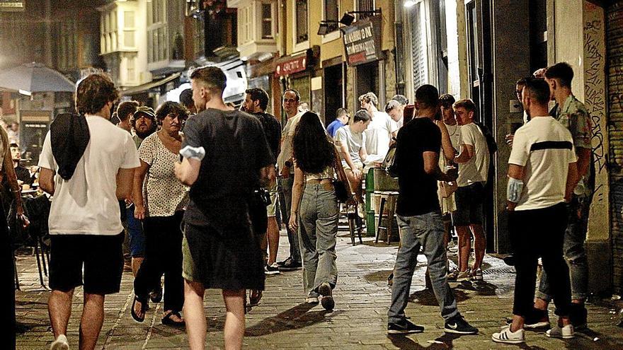 Personas disfrutando de la noche vitoriana en el Casco Viejo. Foto: Pilar Barco