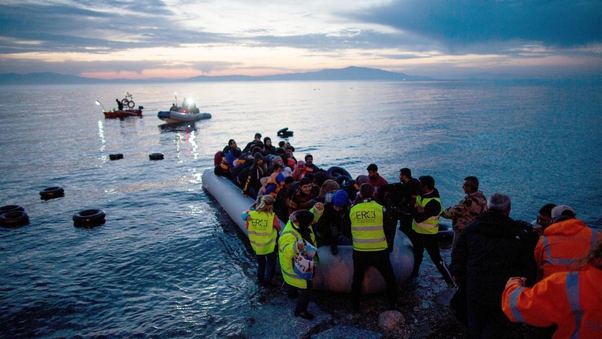 Un grupo de refugiados llega a una isla griega cruzando el Egeo desde Turquía.