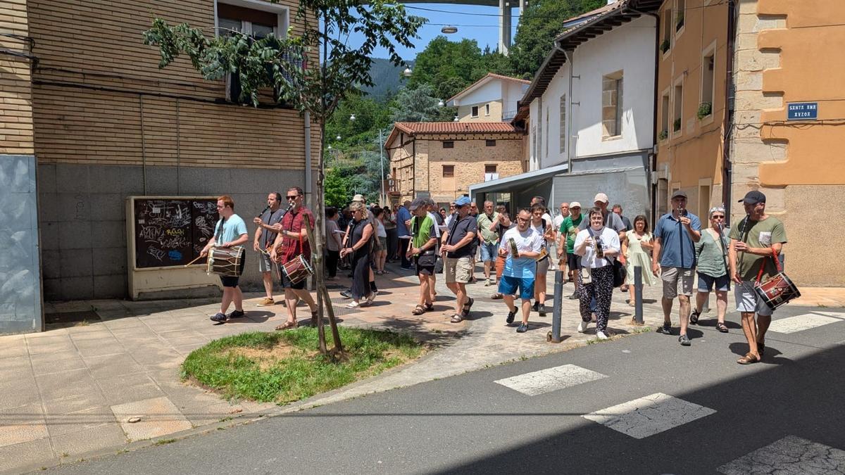 Al ritmo de la trikitixa vistieron de colorido las calles.