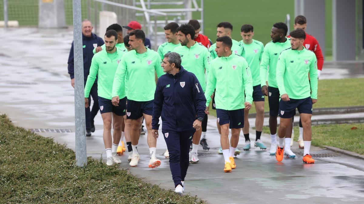 La plantilla del Athletic, con Ernesto Valverde al frente, instantes antes de ejercitarse en las instalaciones de Lezama