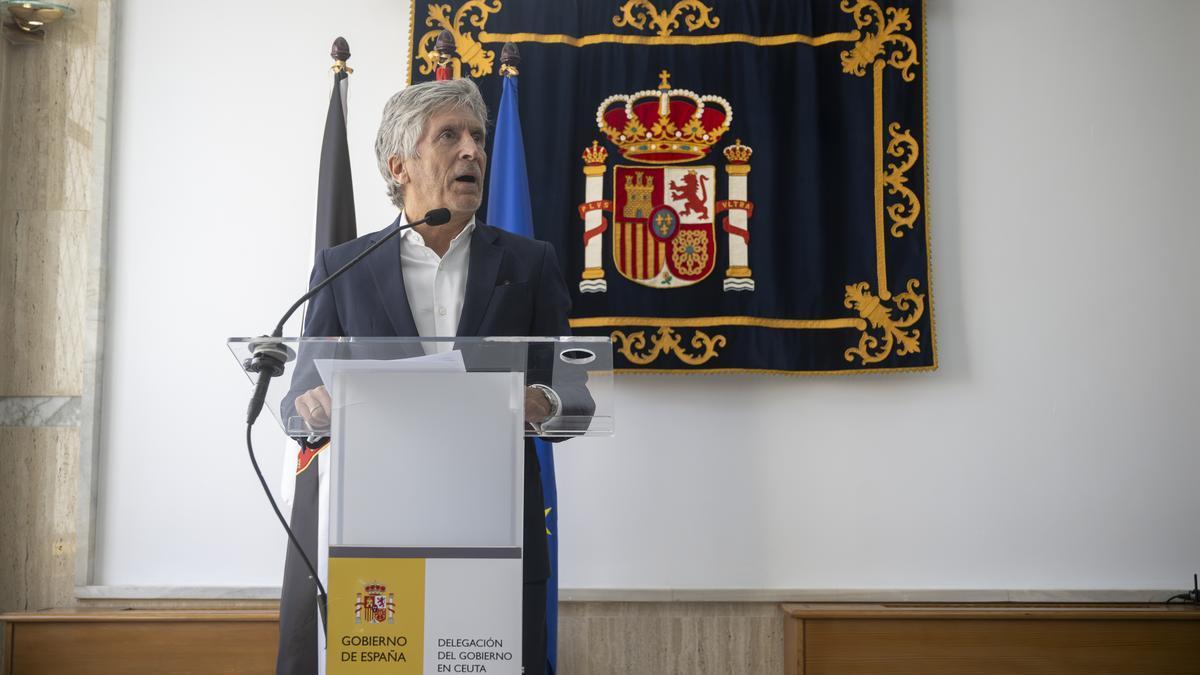 El ministro del Interior, Fernando Grande-Marlaska, atiende a los medios en la Delegación del Gobierno en Ceuta.