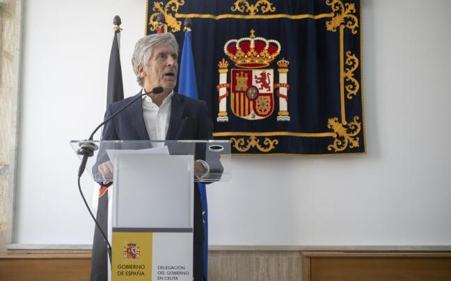 El ministro del Interior, Fernando Grande-Marlaska, atiende a los medios en la Delegación del Gobierno en Ceuta.