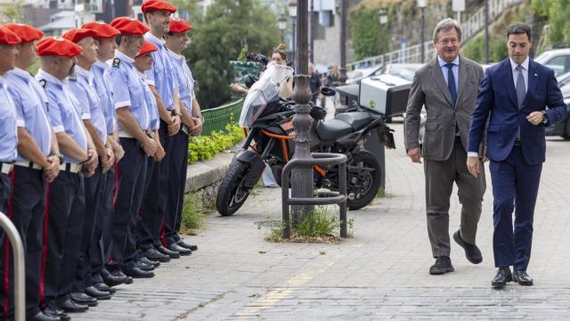 El consejero de Seguridad, Bingen Zupiria, con el lehendakari, Imanol Pradales, este jueves acudiendo al curso sobre el foro de seguridad en el Palacio Miramar de Donostia