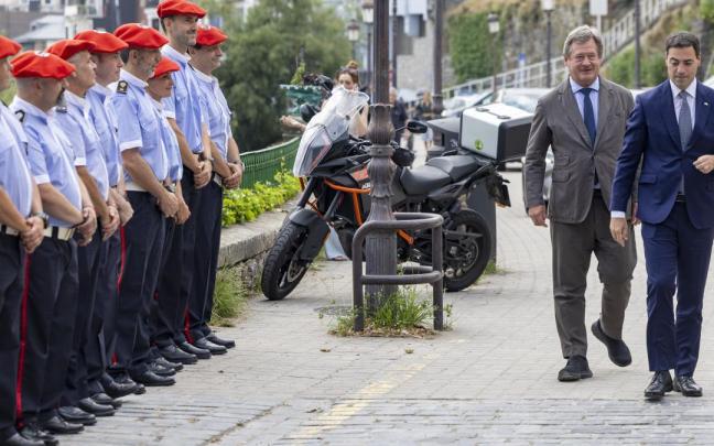 El consejero de Seguridad, Bingen Zupiria, con el lehendakari, Imanol Pradales, este jueves acudiendo al curso sobre el foro de seguridad en el Palacio Miramar de Donostia
