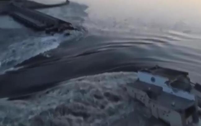 Imagen de la presa destruida cerca de Jersón.