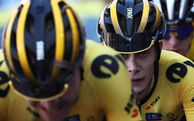 Jonas Vingegaard, por delante de Tadej Pogacar, durante la París-Niza que subrayó la superioridad del esloveno.