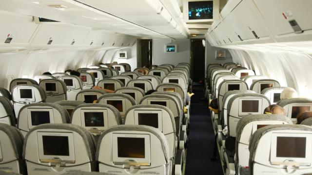 El interior de un avión con sus respectivos asientos