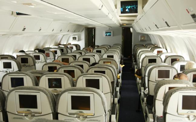 El interior de un avión con sus respectivos asientos