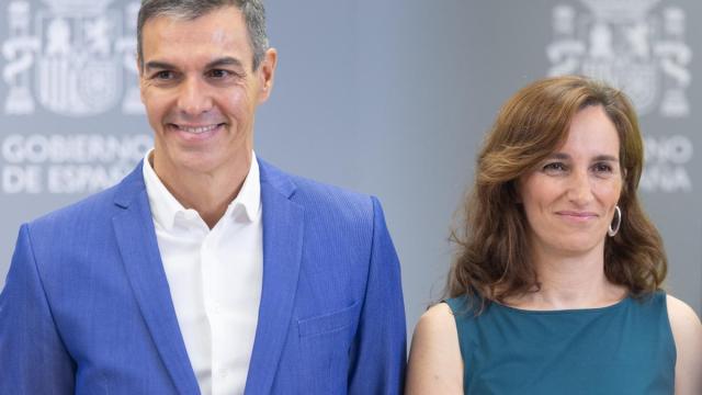 El presidente del Gobierno, Pedro Sánchez, y la ministra de Sanidad, Mónica García, durante la presentación de la ampliación del ‘Plan Veo’.