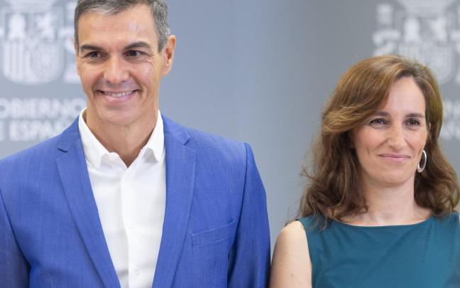 El presidente del Gobierno, Pedro Sánchez, y la ministra de Sanidad, Mónica García, durante la presentación de la ampliación del ‘Plan Veo’.