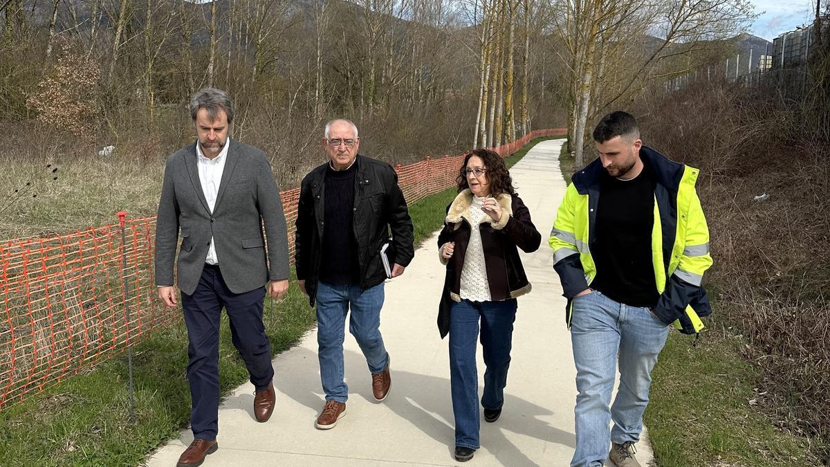 URA y Asparrena visitan el tramo del río Arakil a intervenir para minorar el riesgo de inundaciones en Ametzaga