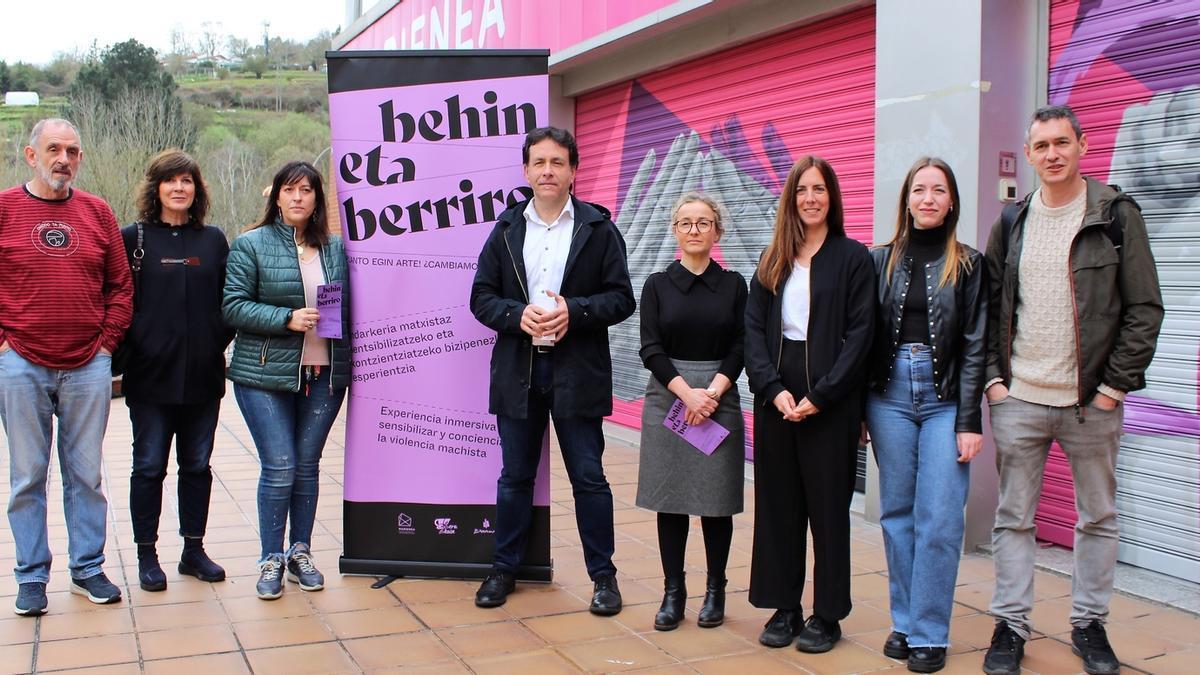 En la visita institucional de ayer participaron, entre otros, el alcalde y la directora foral de Igualdad.