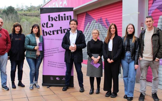 En la visita institucional de ayer participaron, entre otros, el alcalde y la directora foral de Igualdad. En la visita institucional de ayer participaron, entre otros, el alcalde y la directora foral de Igualdad.