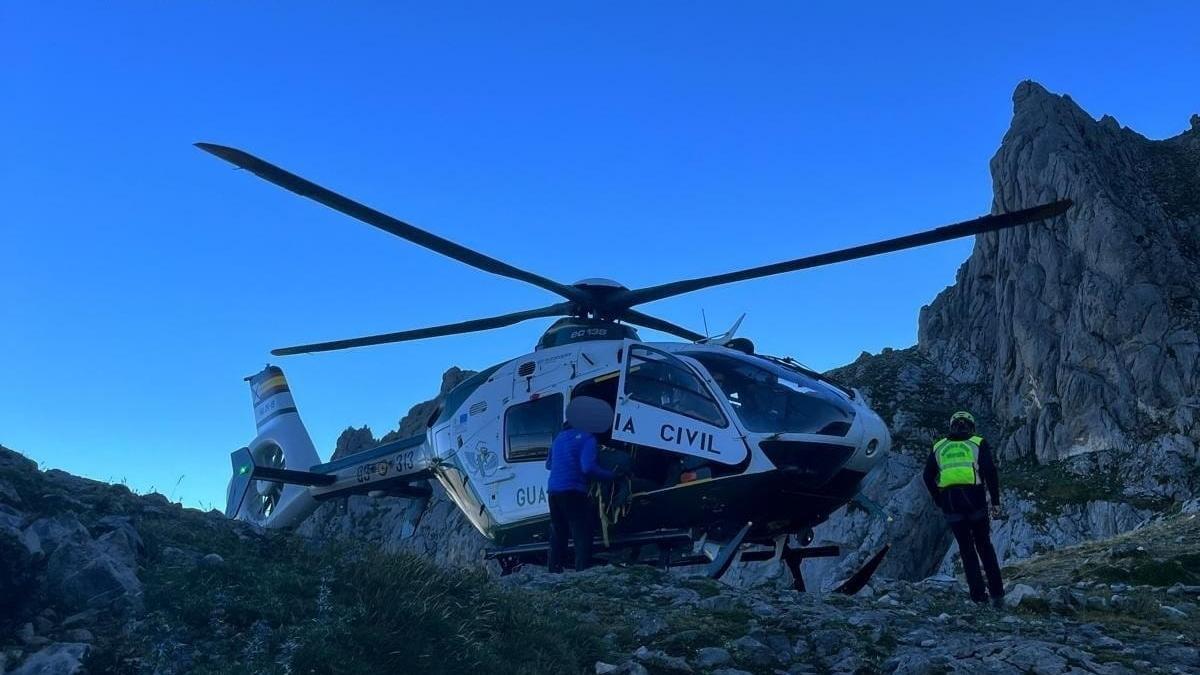 Rescatan en helicóptero a una montañera a más de 2.000 metros de altura en el refugio Collado Jermoso (León)