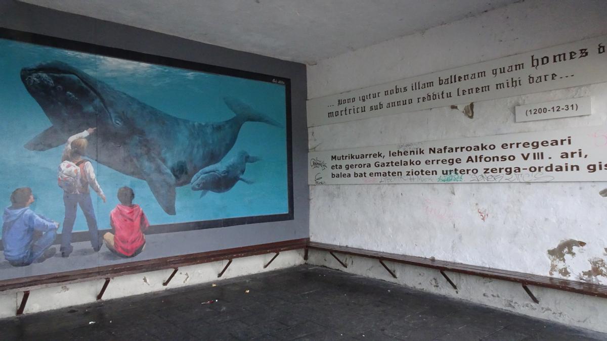 Mural en el mirador de Atxukale que recuerda la importancia de las ballenas en la historia de Mutriku.