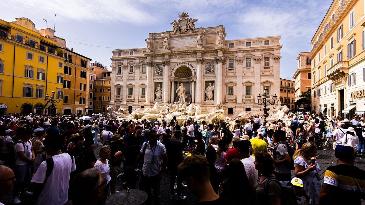 Una multitud junto a la Fontana di Trevi.