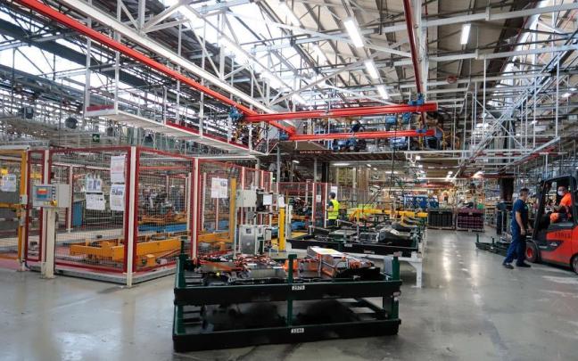 La economía vasca muestra muestra menor dinamismo por la bajada en la producción industrial y de las exportaciones. La economía vasca muestra muestra menor dinamismo por la bajada en la producción industrial y de las exportaciones.