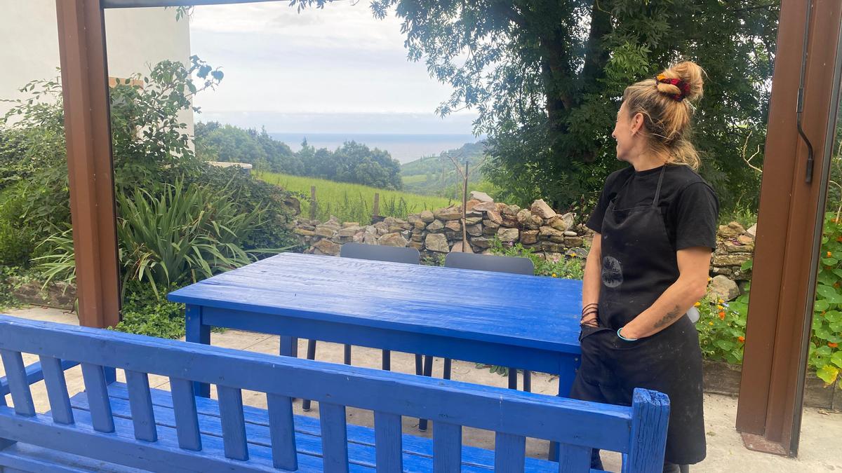 Anne Agirre en la terraza de Hamarratz con vistas al mar.