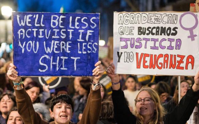 Cientos de personas durante una manifestación convocada por el Movimiento Feminista de Madrid por el 8M.