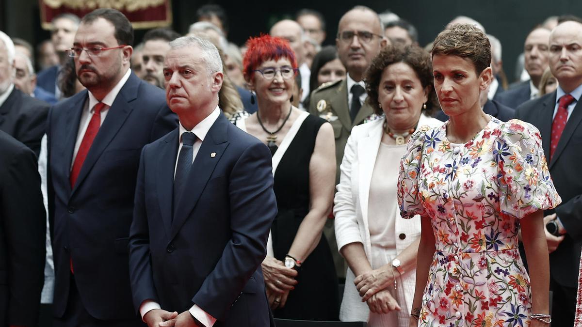 El Lehendakari, Iñigo Urkullu, junto a la presidenta reelegida del Gobierno de Navarra, María Chivite.