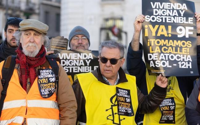Activistas del movimiento Hábitat 24 y la PAH, reparten octavillas, en la Puerta del Sol durante una protesta.