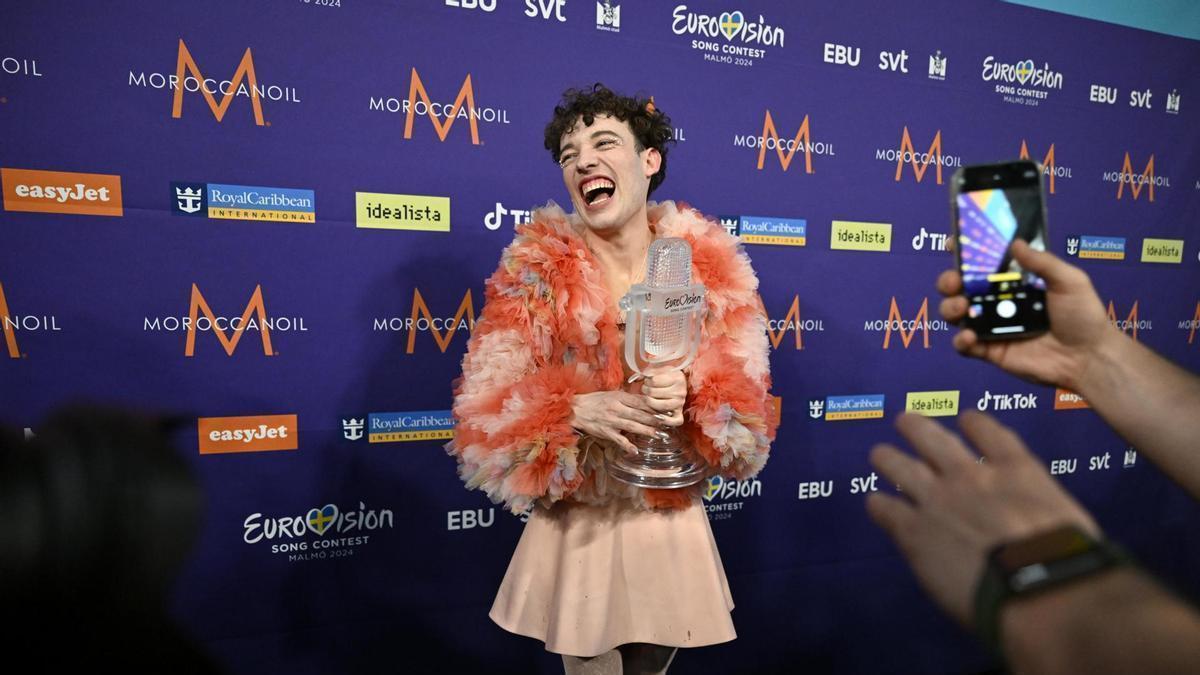 Nemo, el ganador del último Festival de Eurovisión posa ante las cámaras.