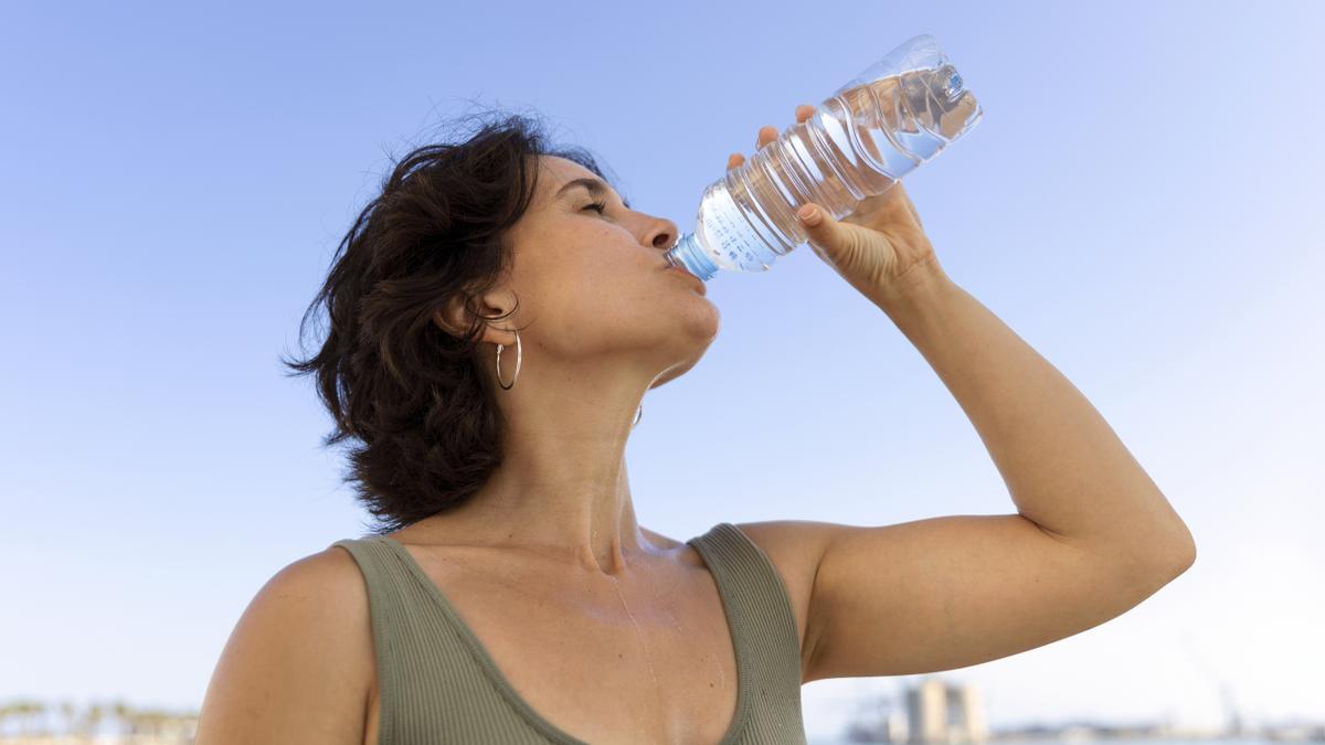 Mujer bebiendo agua