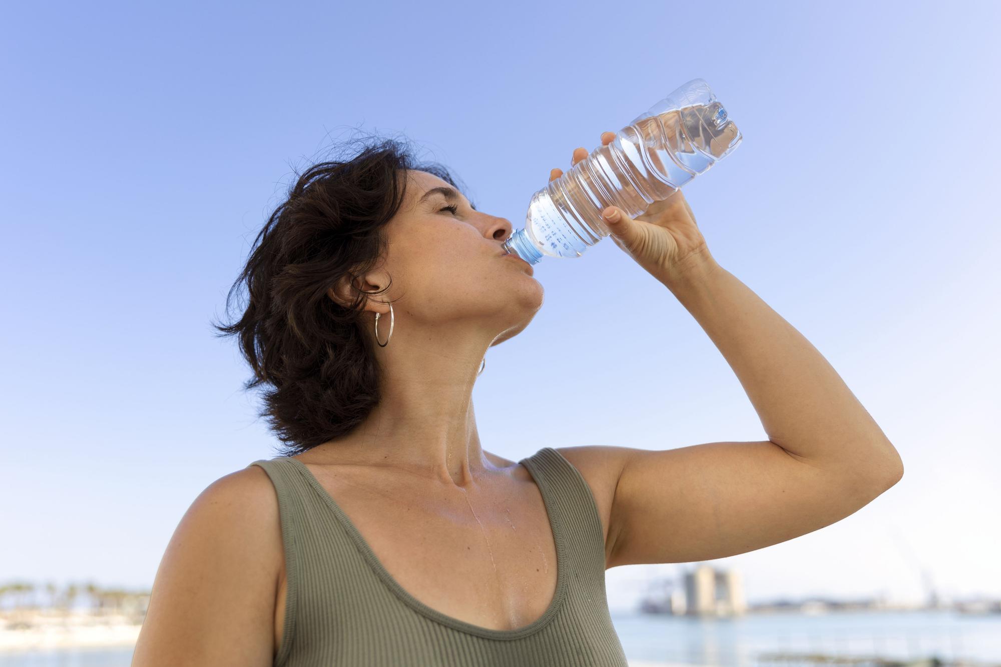 Mujer bebiendo agua