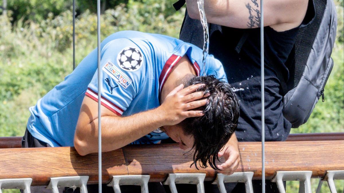 Un chico se moja la cabeza