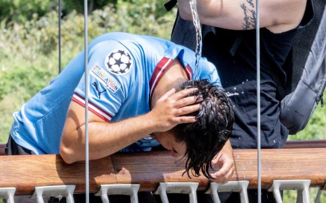 Un chico se moja la cabeza