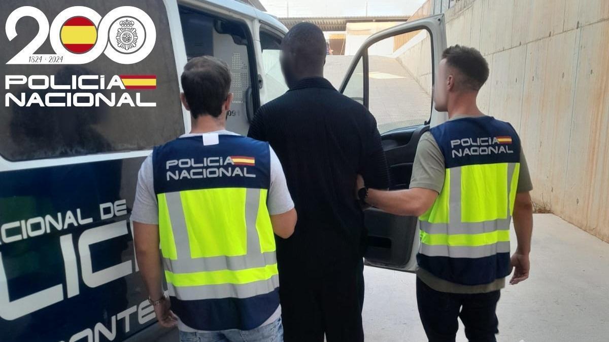 Agentes de la Policía Nacional detienen al hombre.