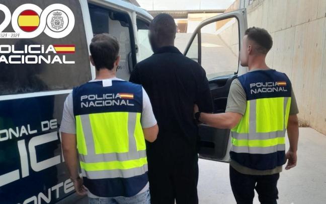 Agentes de la Policía Nacional detienen al hombre.