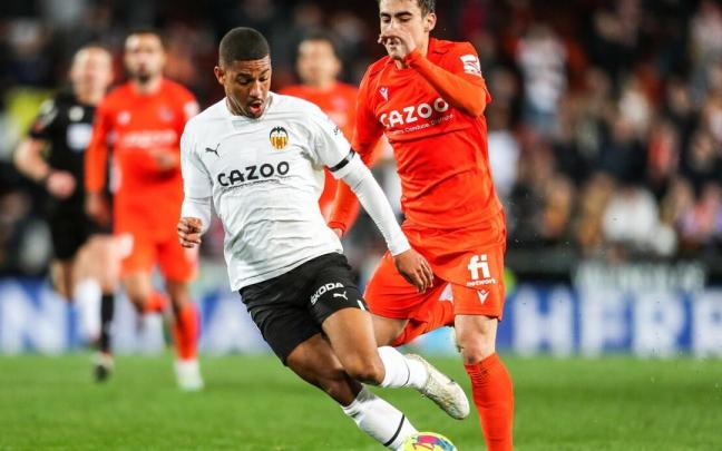 Ander Barrenetxea persigue a Samu Lino durante el partido de este sábado contra el Valencia.