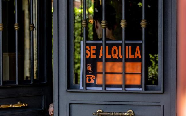 Un cartel que anuncia que se alquila una vivienda.