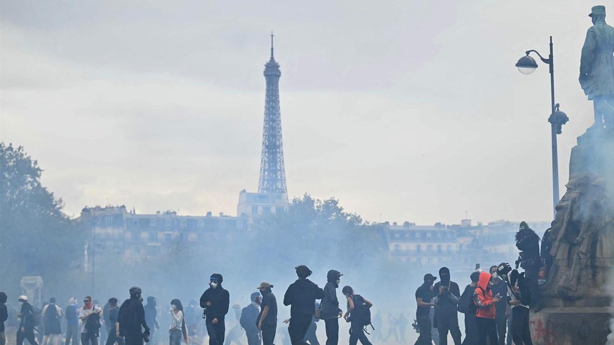 La manifestación convocada este sábado en París contra el encarecimiento de la vida comenzó con incidentes violentos en la plaza de la República.