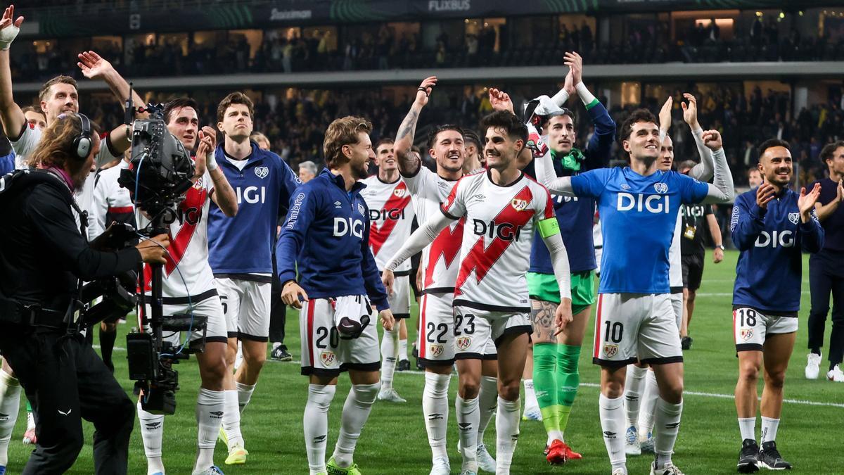 Los jugadores del Rayo Vallecano celebran su clasificación tras superar al AEK de Atenas.