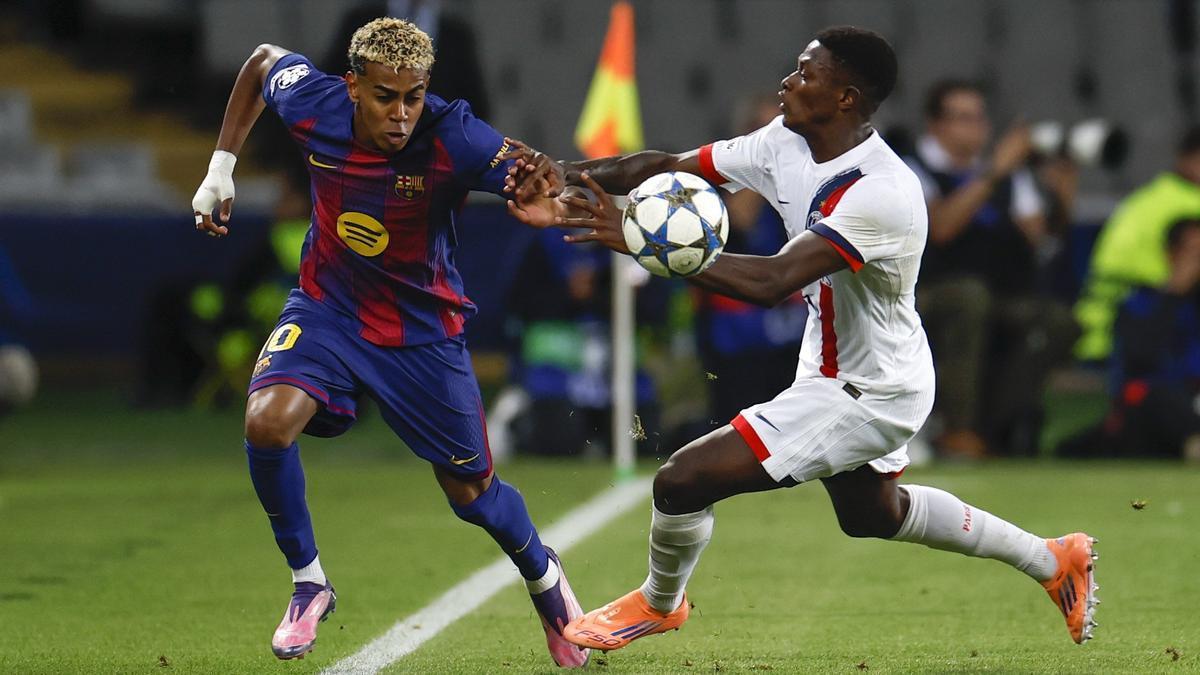 Lamine Yamal disputa el balón con Nuno Mendes en el último partido de la Champions League.