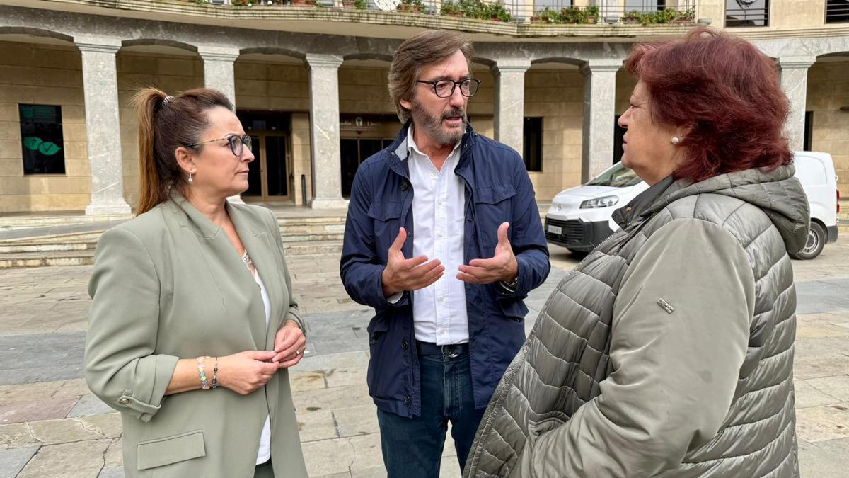 Iñaki Oyarzabal ha estado esta mañana en la Herriko Plaza de Laudio