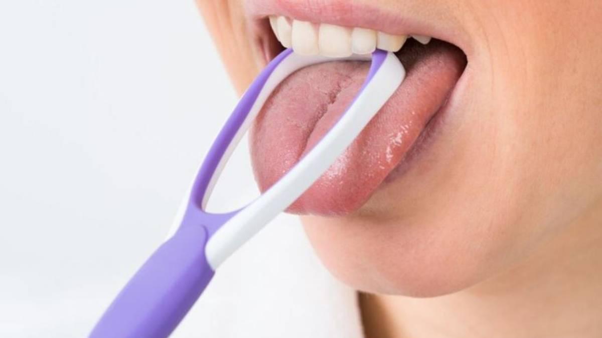 La lengua se puede limpiar con el propio cepillo de dientes (de forma suave) o con un raspador lingual, una herramienta especialmente diseñada para eliminar la capa de bacterias y restos de comida que se acumulan en su superficie