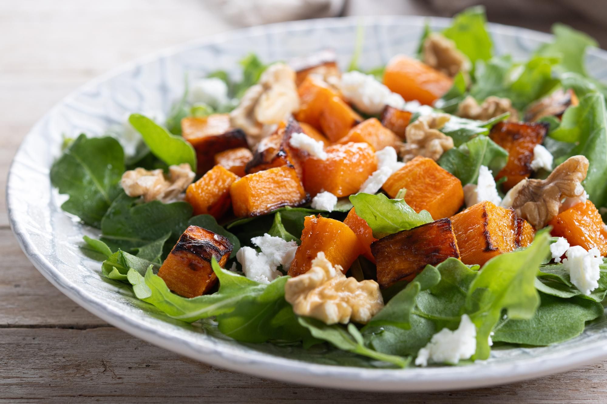 Ensalada de calabaza con nueces y queso feta.