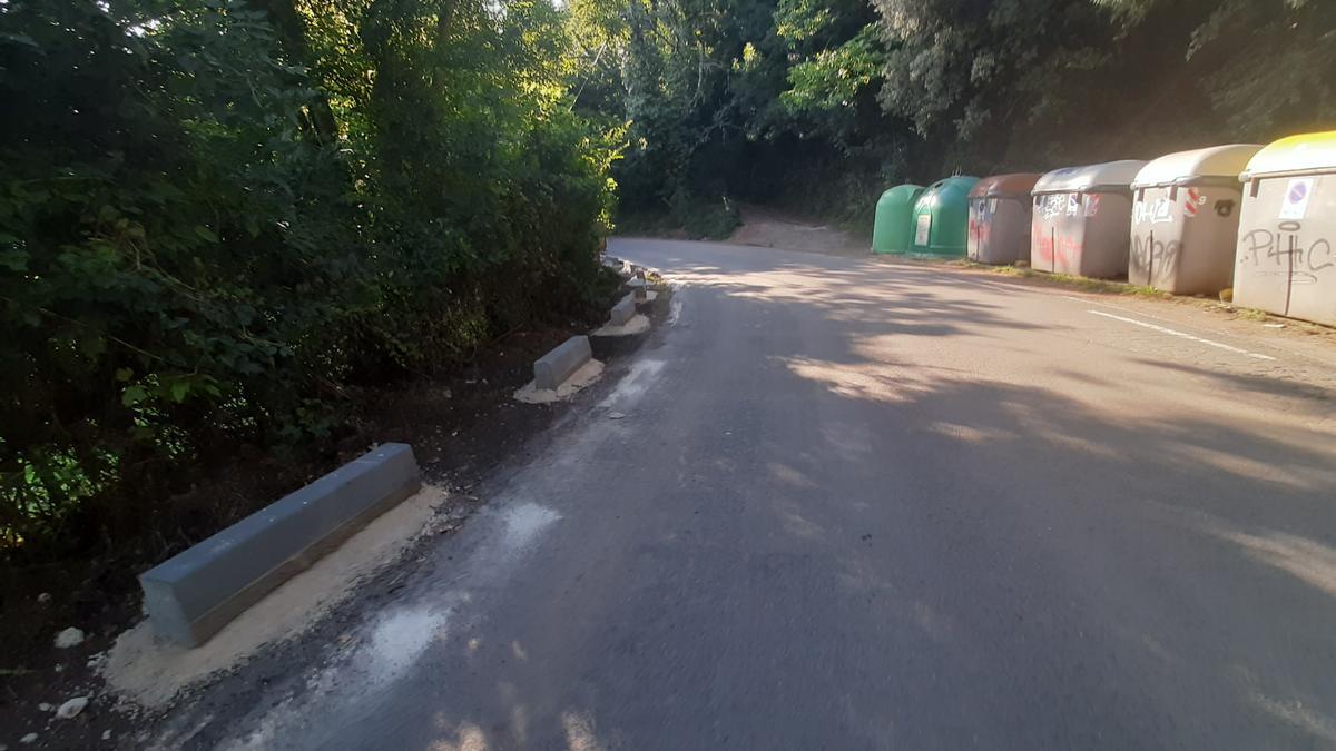 Este verano se han colocado pequeños bloques de hormigón como elementos disuasorios para evitar el estacionamiento indebido en los márgenes de la carretera.