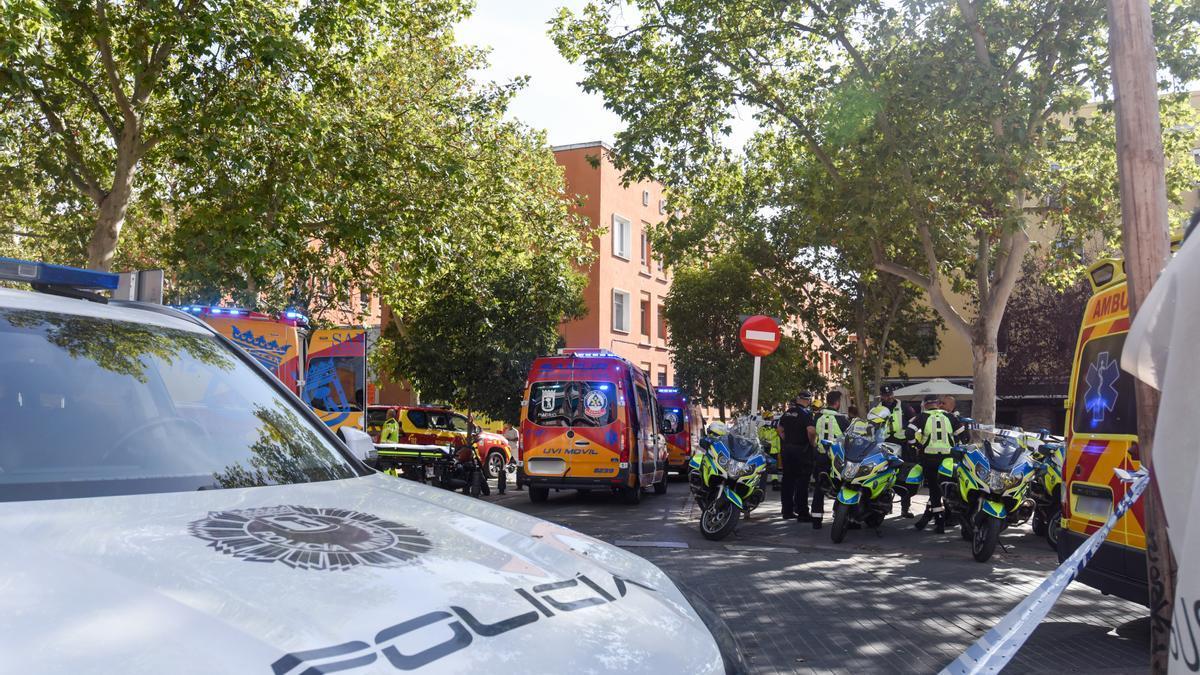 Equipos de emergencias trabajan en la zona donde se produjo la explosión