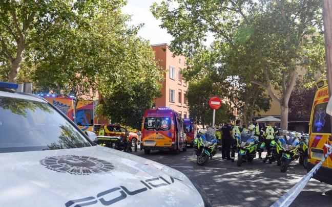 Equipos de emergencias trabajan en la zona donde se produjo la explosión