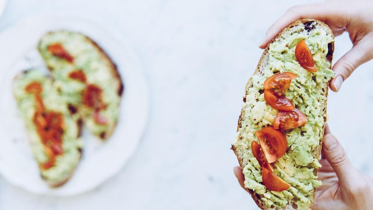 Tostadas de pan integral con aguacate y unas rodajas de tomate