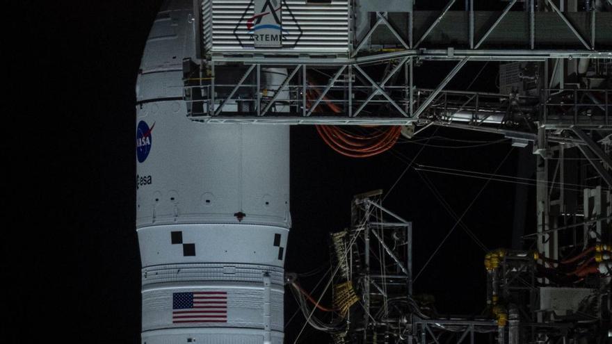 La misión tripulada a la Luna se aplaza tras parar hoy las pruebas por fuga de combustible.