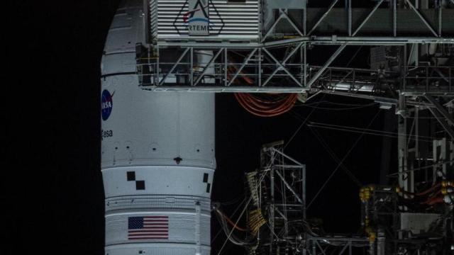 La misión tripulada a la Luna se aplaza tras parar hoy las pruebas por fuga de combustible.