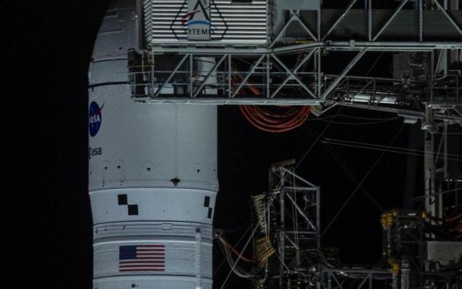 La misión tripulada a la Luna se aplaza tras parar hoy las pruebas por fuga de combustible.