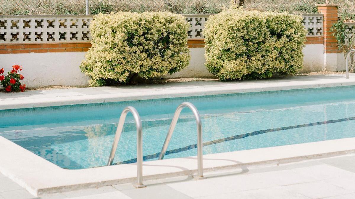 Imagen de archivo de una piscina privada.